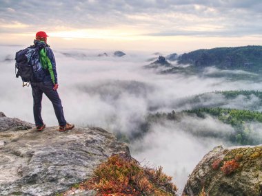 Uzun yürüyüşe çıkan kimse kumtaşı kaya kaya empires Park keskin cliff üzerinde gözlemlemek puslu ve sisli spring valley