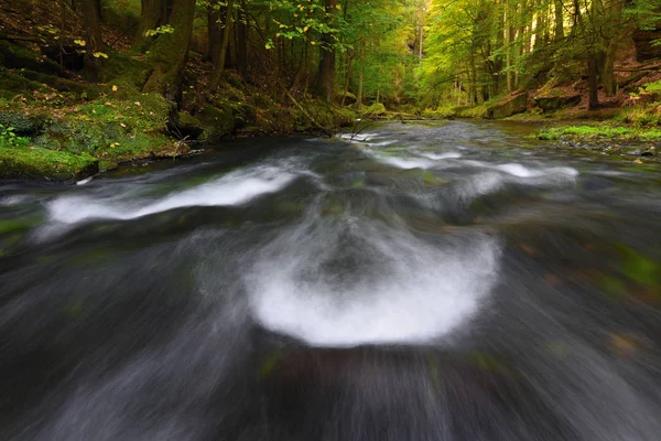 Fjällbäck Med Klart Vatten Mellan Moss Omfattas Stenblock Djup Dal — Stockfoto