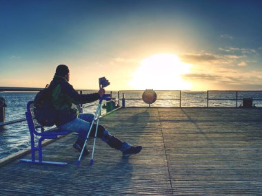 Adam için Feribot İskelesi beklemek sonunda. Sabah seyahat