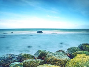 kayalık sahil hattı beach, derin mavi okyanus güzel berrak gökyüzü ile romantik peyzaj,