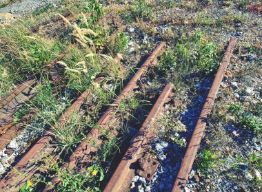 Demiryolu ve cıvata bir demiryolu terk edilmiş. Paslı Tren demiryolu detay, yağlanmış Uyuyanlar ve taşlar arasında tren yolu 