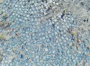 Eski harabe coblestone yolu. Taş kaldırım dokusu. Granit cobblestoned kaldırım