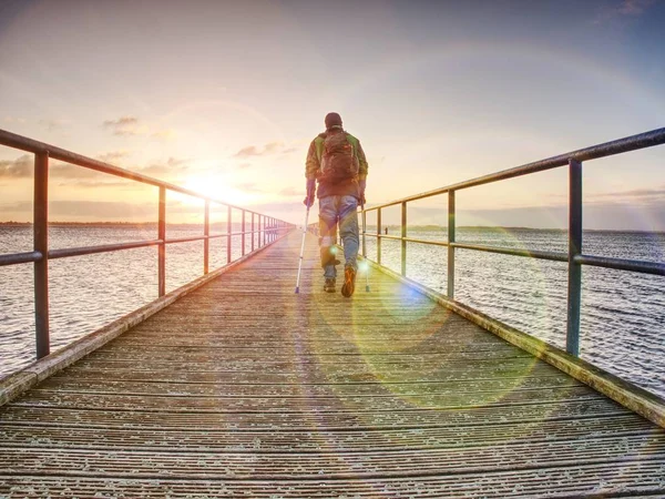 Reisende Auf Hölzernen Pier Oder Steg Warten Auf Fähre Orangen — Stockfoto