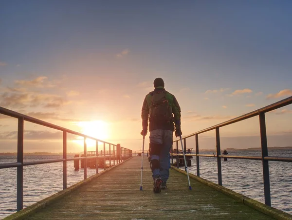 Männersilhouetten Auf Einer Brücke Gegen Die Untergehende Sonne Klarer Bunter — Stockfoto