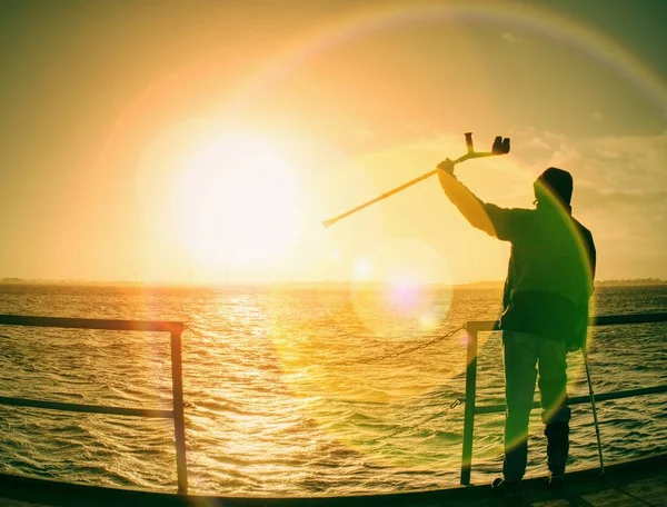 Männersilhouetten Auf Einer Brücke Gegen Die Untergehende Sonne Klarer Bunter — Stockfoto