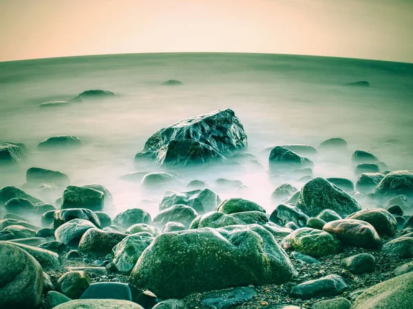 Moody Seascape Tempestade Mar Ondas Turquesa Quebrando Falésias Costeiras Contra — Fotografia de Stock