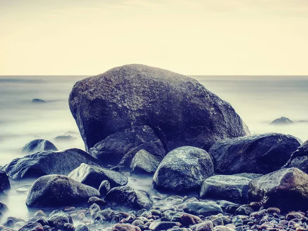 海の海岸海 海岸線の石 青い静かな水 — ストック写真