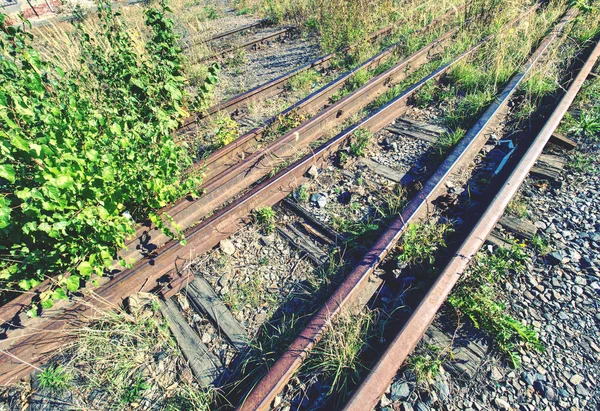 古いさびた鉄道 鉄道レールのネジとナットでジョイントの詳細 選択と集中 — ストック写真