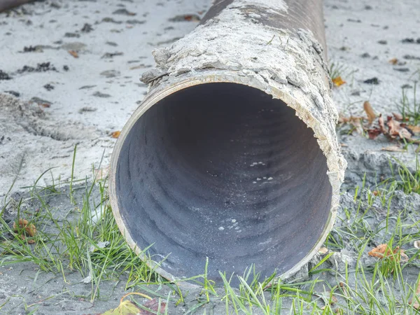 Lunghi Tubi Industriali Metallici Posa Terra Riparazione Del Sistema Erogazione — Foto Stock