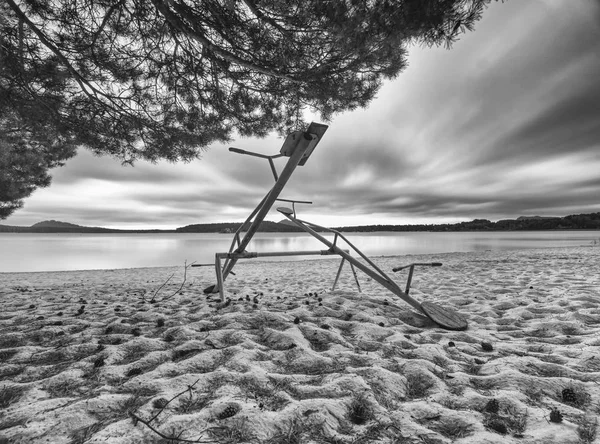 Opuštěné Děti Houpačka Jezera Hladké Hladiny Vody Island Obzoru Konec — Stock fotografie