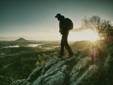 Sırt çantasında Dağları ile tırmanma uzun yürüyüşe çıkan kimse. Kaya tırmanışçısı dağ silsilesi içinde ilham verici gündoğumu peyzaj