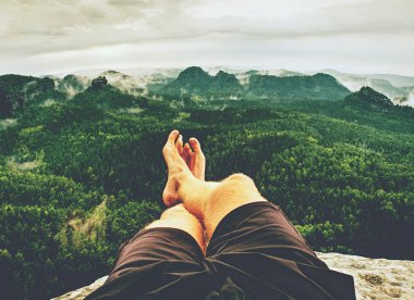 Adam uzun yürüyüşe çıkan kimse çıkar Dağı buzlu terli boots yürüyüş için güzel hava. Yürüyüşçüler topuklar üzerinde zor pathwa detayını. Doğa ve spor tadını çıkarırken faaliyetleri.