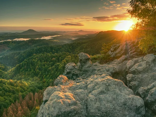 Nejvyšší Pískovcová Skála Výhledem Barevné Mlhy Ranní Údolí Modré Eyllow — Stock fotografie