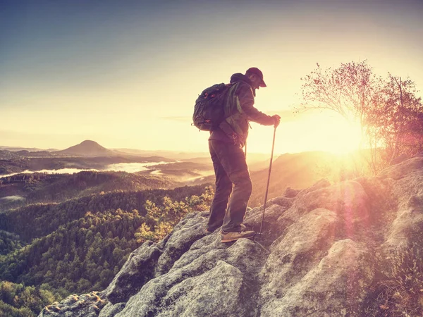 Caminhante Escalada Com Mochila Nas Montanhas Alpinista Paisagem Inspiradora Nascer — Fotografia de Stock