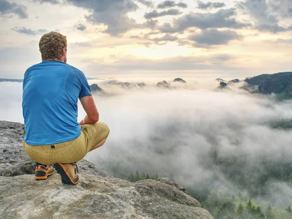 Ember Élvezze Fantasztikus Álmodozó Sunrise Ködös Völgyre Néző Sziklás Hegy — Stock Fotó