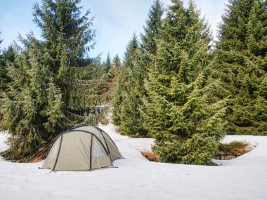 Karda campin. Çadır donmuş karlı gölde kurmak. Kış trek