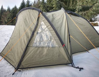 Trekking çadır karlı manzara karşı inşa. Kış skialpinism trek karlı dağ zirveleri üzerinden.