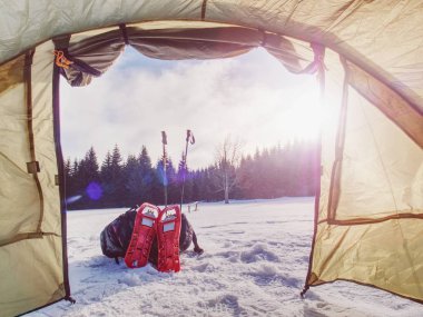 Işık çadır kış orman dağlarda kar olarak ayarlayın. Karlı manzarada fazla uyumak. 