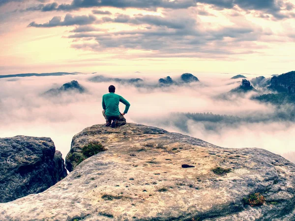 Photographer Knees Takes Photos Mirror Camera Exposed Rock Tourist Using — Stock Photo, Image