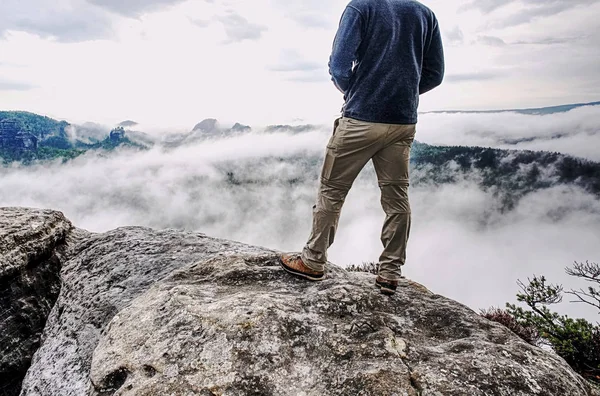 Fotografo Controllare Condizioni Meteorologiche Freelancer Rimanere Con Fotocamera Sulla Scogliera — Foto Stock