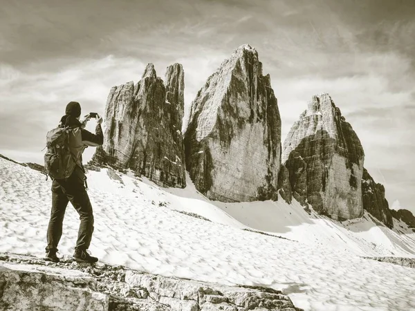 Turysta Plecakami Szlak Wokół Szczytu Górskie Szczyty Sukces Wolności Szczęścia — Zdjęcie stockowe