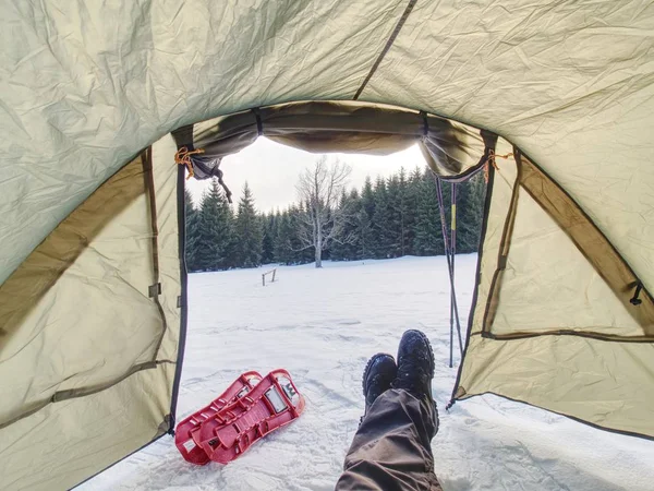 Namiot Turystycznych Wśród Śniegu Drzew Dołącz Zimowych Krzyż Nad Snowy — Zdjęcie stockowe