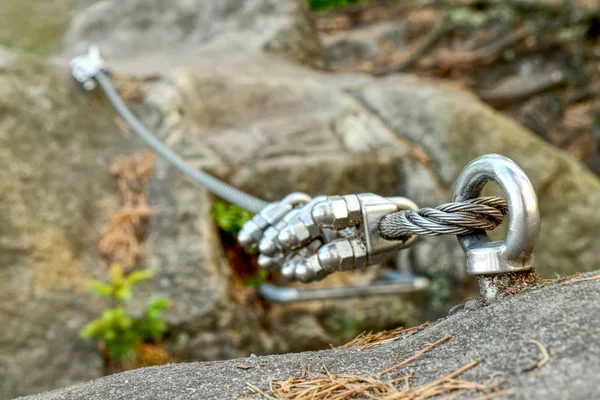 Ferrata 钢丝绳在岩石细节 钢制钢丝绳中的铬 Anchores — 图库照片