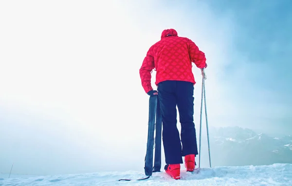 Esquiador Alto Rojo Negro General Con Grandes Pies Con Bastones — Foto de Stock