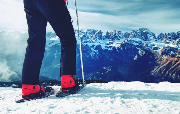 Männerbeine Mit Schneeschuhen Wandern Schnee Den Winterbergen Detail Der Winterwanderung — Stockfoto