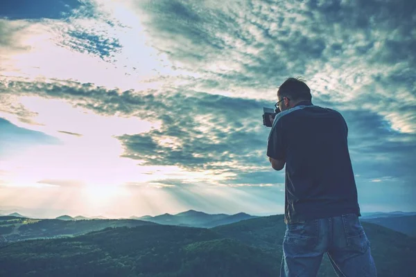 Wanderer Bleiben Auf Dem Gipfel Mit Der Dslr Kamera Fotografieren — Stockfoto