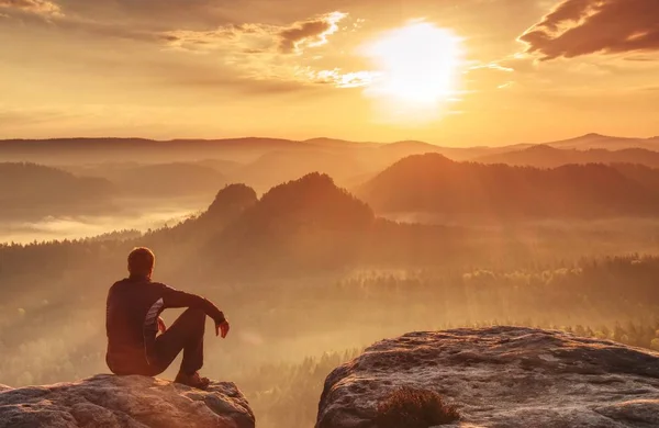 Wandelaar Genieten Van Zonsopgang Weergave Heuvelachtig Landschap Mannelijke Wandelaar Zitten — Stockfoto