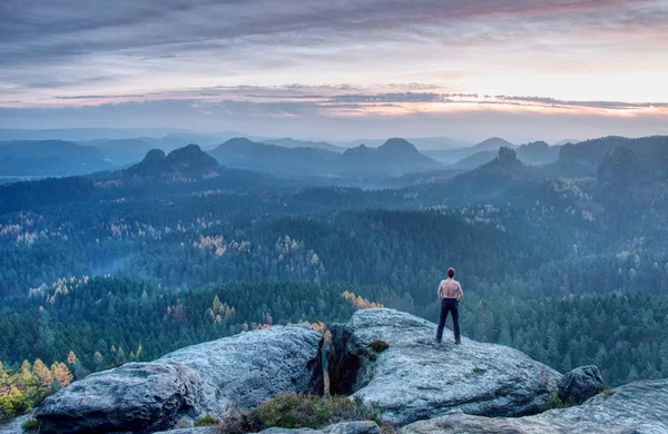 独自运动的裸体男子 爬上洛基山 野山景观 石头和岩石盾 — 图库照片