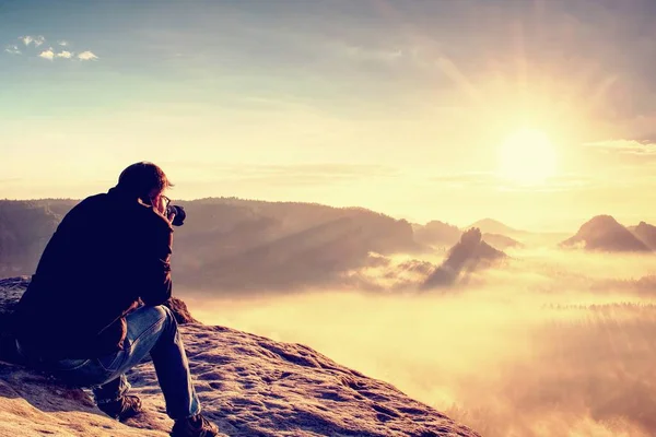山の崖が風景は霧の中で目覚めの写真を撮るに自然写真家 カメラと寒さで三脚と観光 — ストック写真