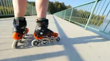 Satır içi roller skater bacaklarını kapat. Göl köprü yolda sert kabuğu yüksek teknoloji paten buz pateni. 