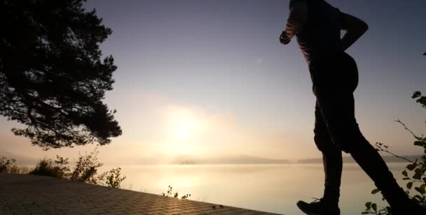 Sport Man Kontrollera Tid Hans Sportklocka Löpare Mountain Lake Utövar — Stockvideo