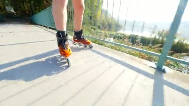 Κοντινό Πλάνο Της Inline Roller Σκέιτερ Πόδια Πατινάζ Σκληρό Κέλυφος — Αρχείο Βίντεο