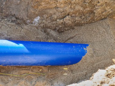 Bir kentsel alanda su boru hattı gömme çalışıyorum. Şehir su tedarik zincirinin hizmet.