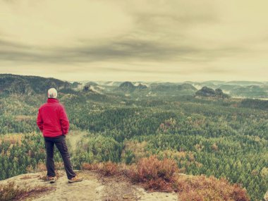 İz soğuk sisli gün. Bir an için izle sessiz sisli kırsal uçurumun kenarında çıkart.