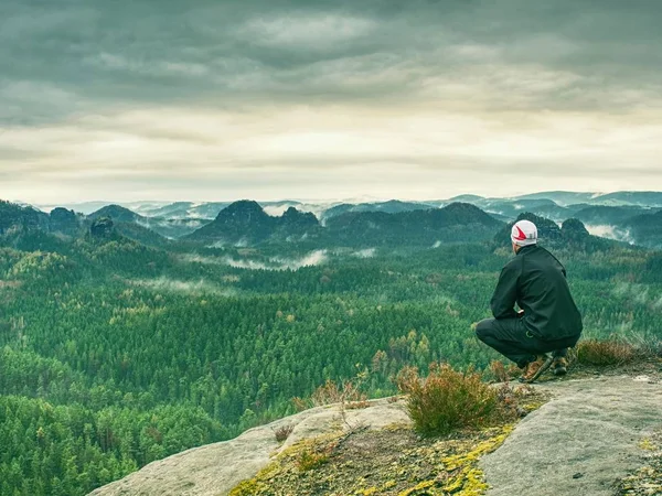 Man Bleibt Stehen Die Neblige Landschaft Beobachten Moment Rande Einer — Stockfoto