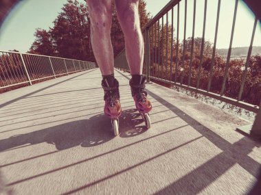 Doksy aralığı, Çek Cumhuriyeti, 9 Ekim 2018. Aktif yaşam tarzı adam spor ve özgürlük keyfini çıkarın. Adam tekerlekli paten açık havada deniz Köprüsü üzerinde sürme uygun