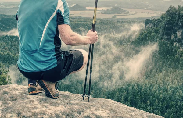 Gambe Escursionista Uomo Comodi Scarponi Pelle Bastoni Poggiano Sulla Roccia — Foto Stock