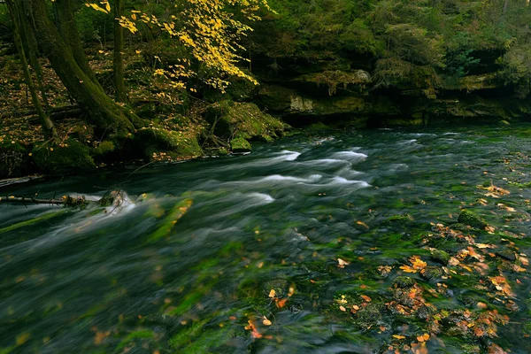 Spaziergang Ufer Des Flusses Herbsthain Herbstlandschaft Retro Tönen Bewölkt Herbst — Stockfoto