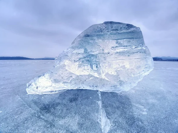 Kawałek Lodu Niebieskie Cienie Ciemnym Tle Naturalny Lody Podświetlenie — Zdjęcie stockowe