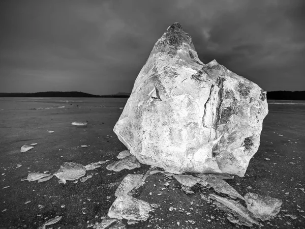 Trozo Hielo Machacado Sobre Fondo Natural Oscuro Textura Auténtica Una — Foto de Stock