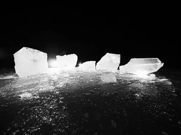 暗い自然背景に砕いた氷の作品 本物の質感を暗い浮氷の上敷設黒と白の氷の — ストック写真