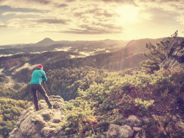 Freelance Doğa fotoğraflar oluşturun. Profesyonel fotoğrafçı kayalık tepe üzerinde tripod üzerinde kamera ile fotoğraf çeker. Rüya gibi adamlara manzara