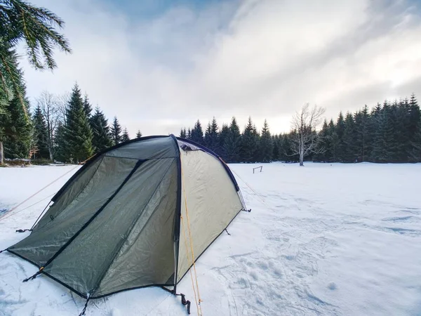 Zbudowany Przed Śnieżny Krajobraz Trekking Namiot Zimowe Wędrówki Skialpiniźmie Ośnieżone — Zdjęcie stockowe