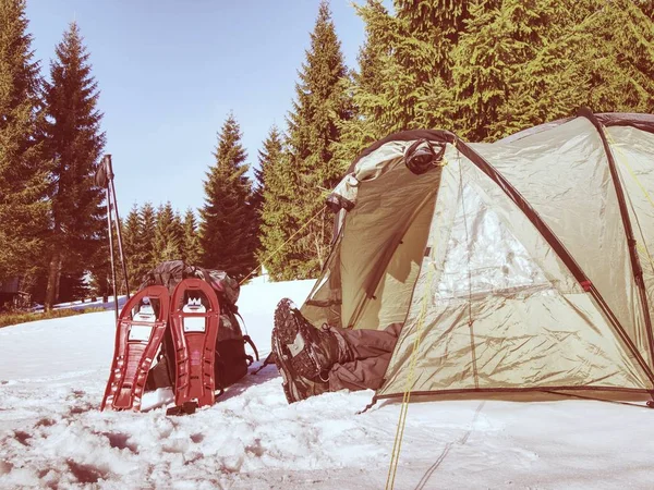 Zelt Schneeschuhe Trekkingstöcke Und Großer Rucksack Bereit Für Einen Mehrtägigen — Stockfoto