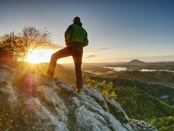 Hombre Caminando Borde Acantilado Cima Gama Hrensko República Checa Septiembre — Foto de Stock