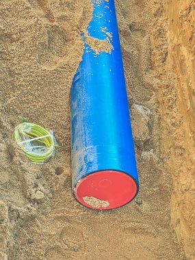 Bir kentsel alanda su boru hattı gömme çalışıyorum. Şehir su tedarik zincirinin hizmet.